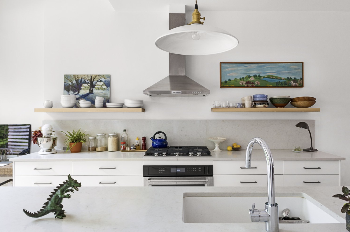 Кухня с полками вместо навесных шкафов фото Дизайн открытой кухни Загородная недвижимость Дзен