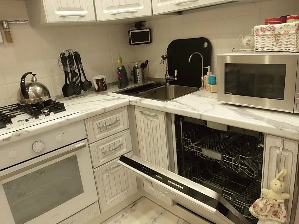 Кухня с посудомойкой планировка Нереально маленькая кухня с полноценным холодильником и большой посудомойкой Как