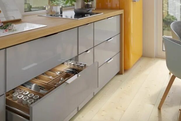 Кухня с ручками фото в интерьере Szara kuchnia z żółtymi detalami Кухонная мебель, Кухня, Ручка