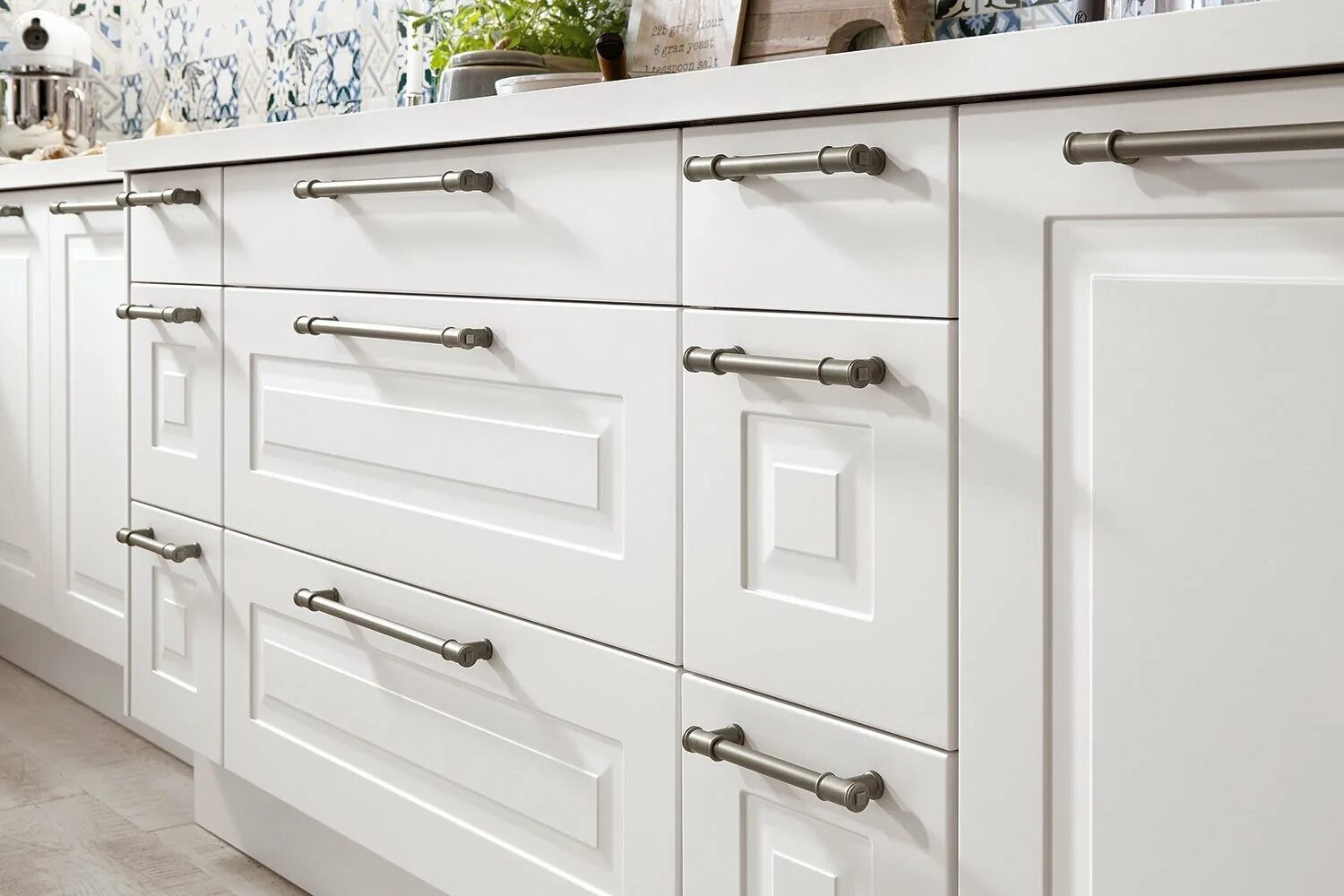 Кухня с ручками фото в интерьере Кухонный гарнитур EDELSTEIN Sevilla - купить по цене 0 рублей в интернет-магазин