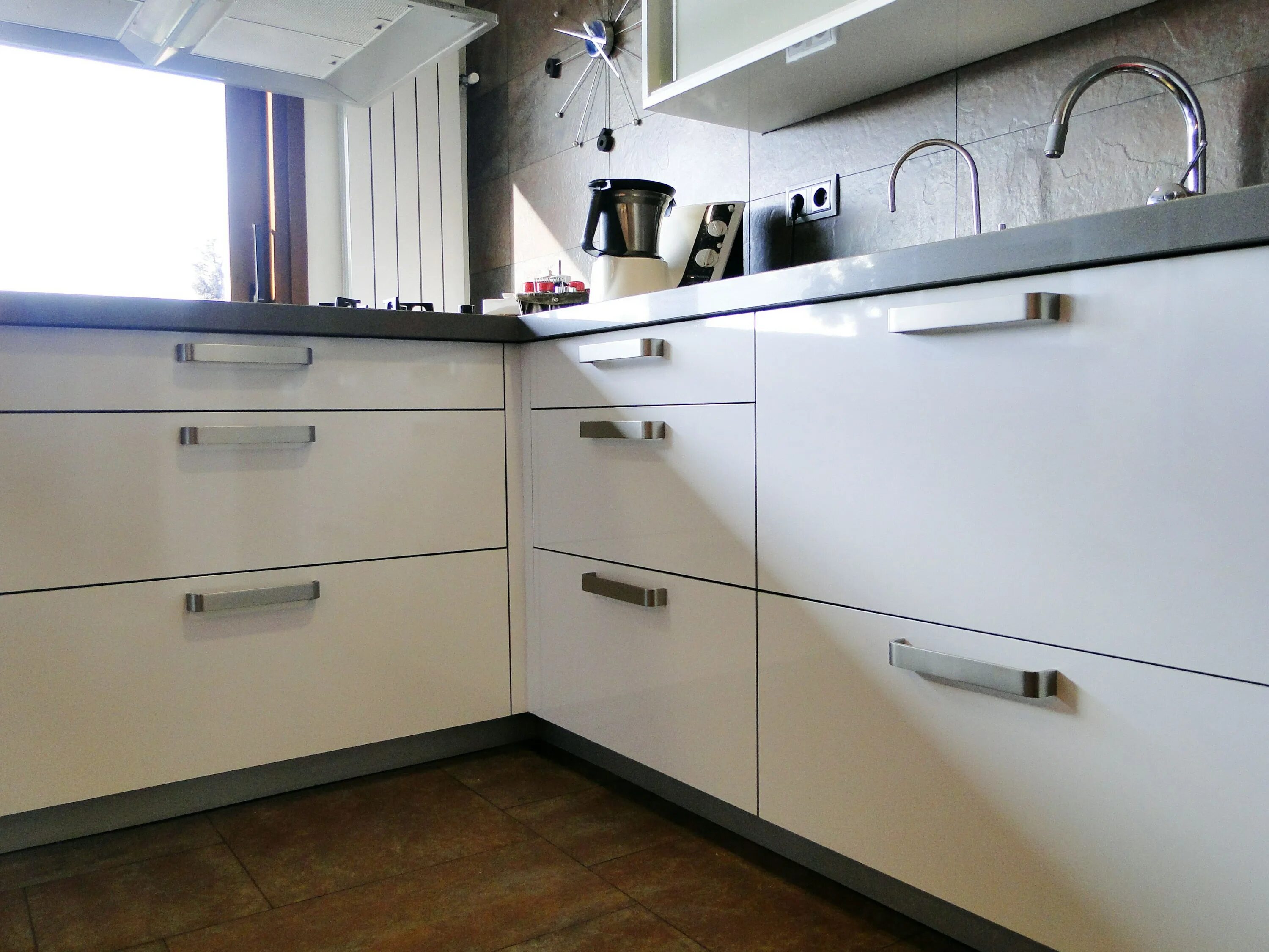 Кухня с ручками фото в интерьере Скрытые ручки на кухонном гарнитуре в интерьере (44 фото) - красивые картинки и 