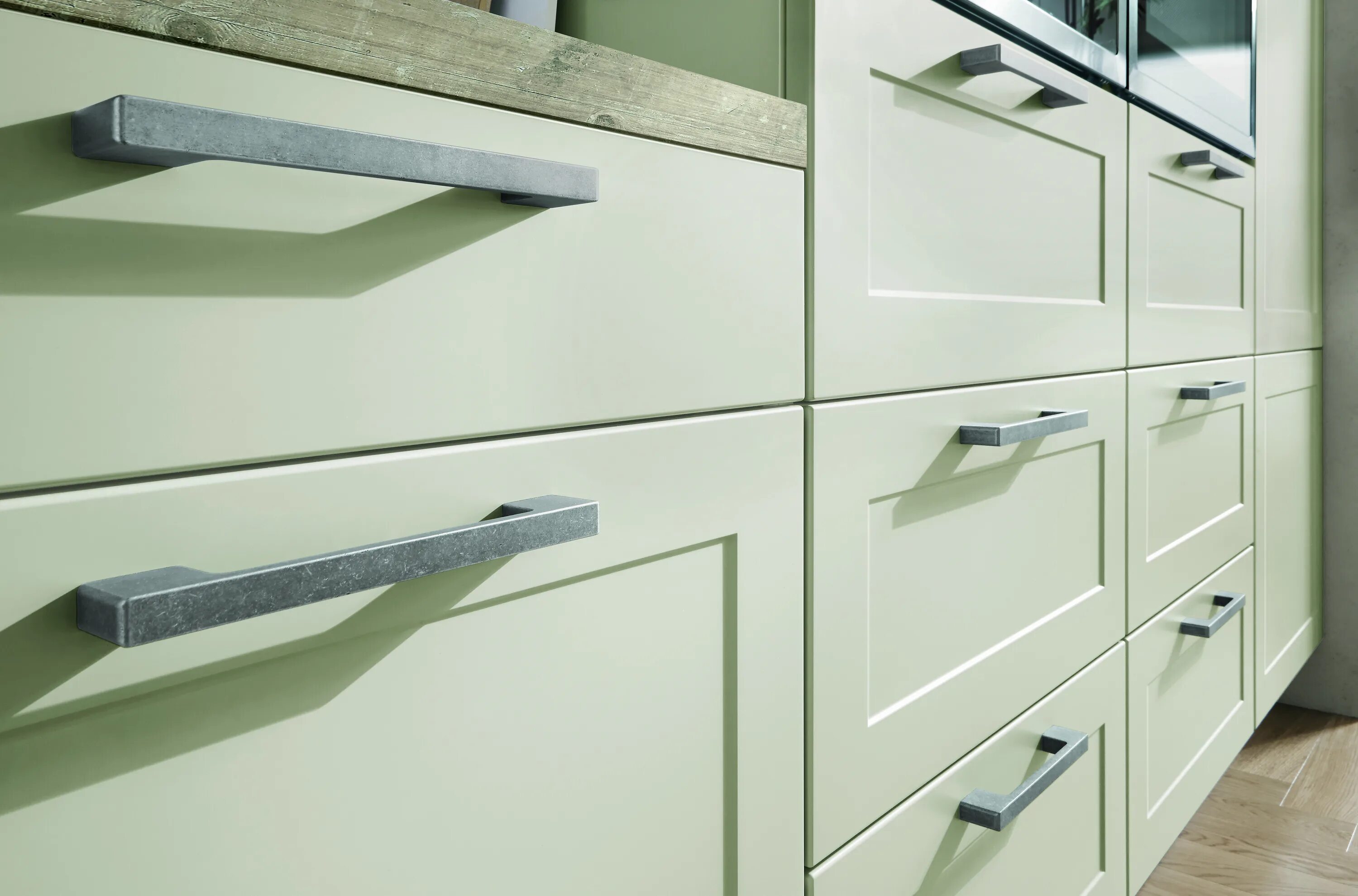 Кухня с ручками фото в интерьере La cuisine Credo est le parfait mariage entre optimisation de l'espace et matéri