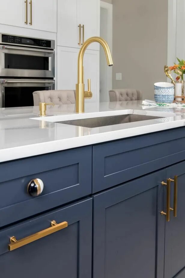 Кухня с ручками фото в интерьере HGTV presents a brass gooseneck faucet on a large blue kitchen island, which als