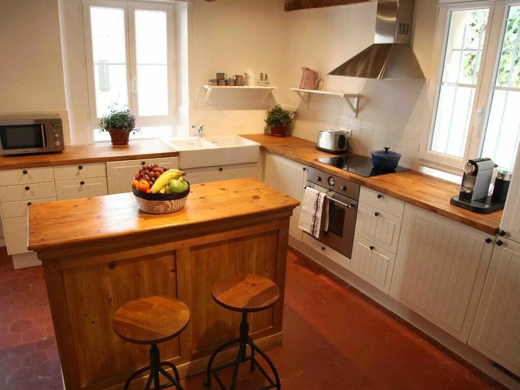 Кухня с рыжим полом в интерьере фото Vacation Homes in Southwest Coconut Grove, Miami: House Rentals & More Vrbo Whit