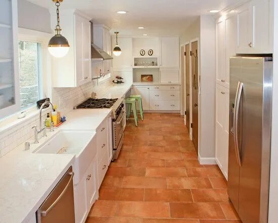 Кухня с рыжим полом в интерьере фото terracotta floor with stainless appliances - Google Search Kitchen floor tile, K