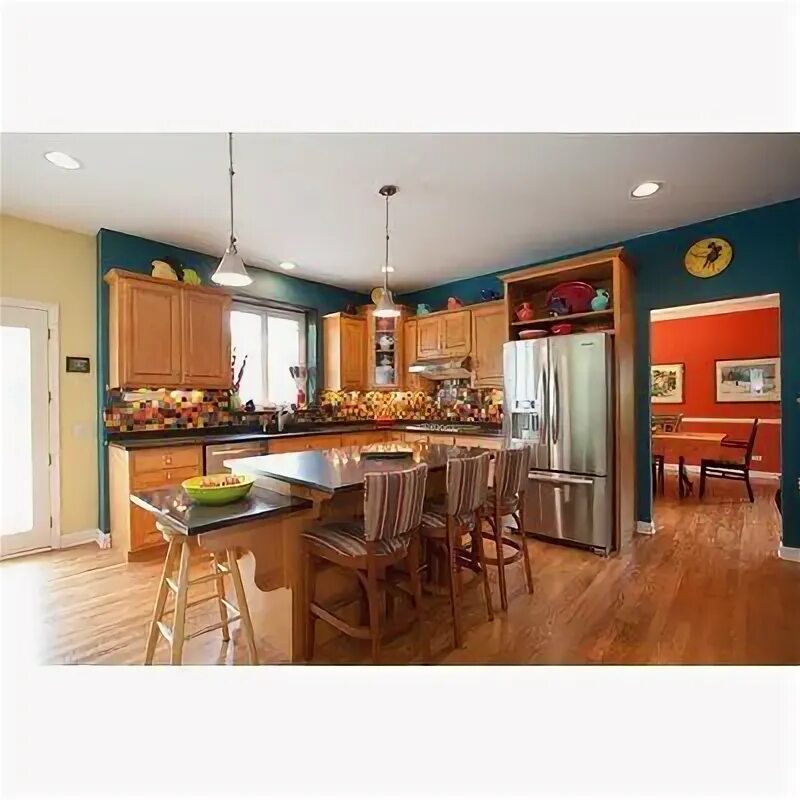 Кухня с рыжим полом в интерьере фото SusanJablon Signature Line Vibrant Kitchen Glass Mosaic Tile in Red/Brown/Green 