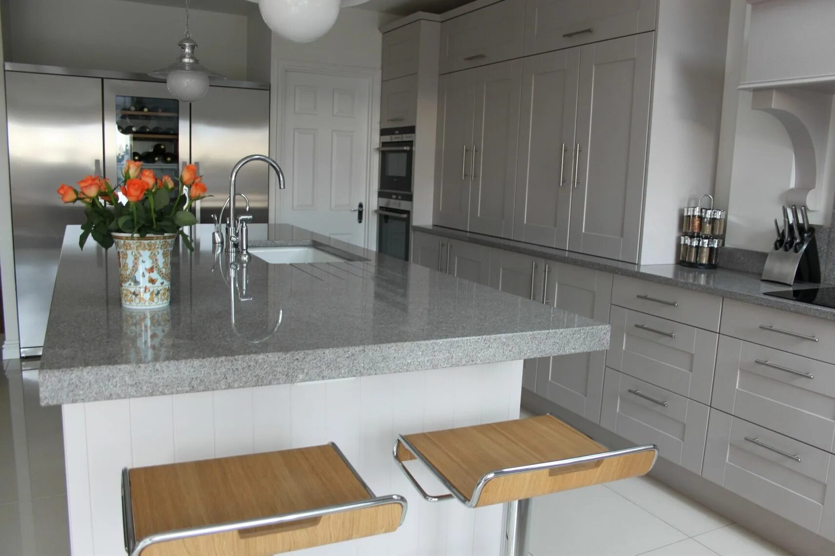 Кухня с серой столешницей в интерьере Pin on Utility room Kitchen worktop height, Kitchen countertop materials, Kitche