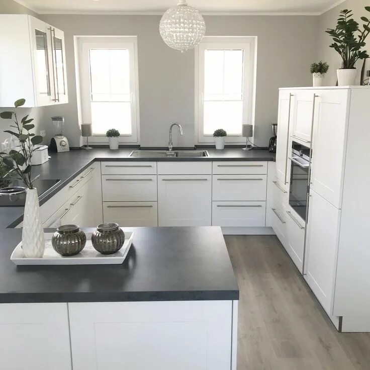 Кухня с серой столешницей в интерьере Instagram: wohn.emotion Landhaus Küche kitchen modern grau weiß grey white Insta
