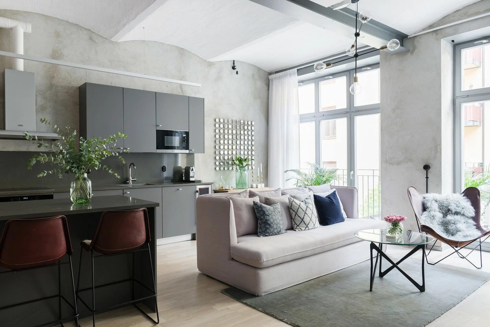 Кухня с серым диваном фото гостиная кухня бежевый диван кожаное кресло столик потолок своды серые кухонные 