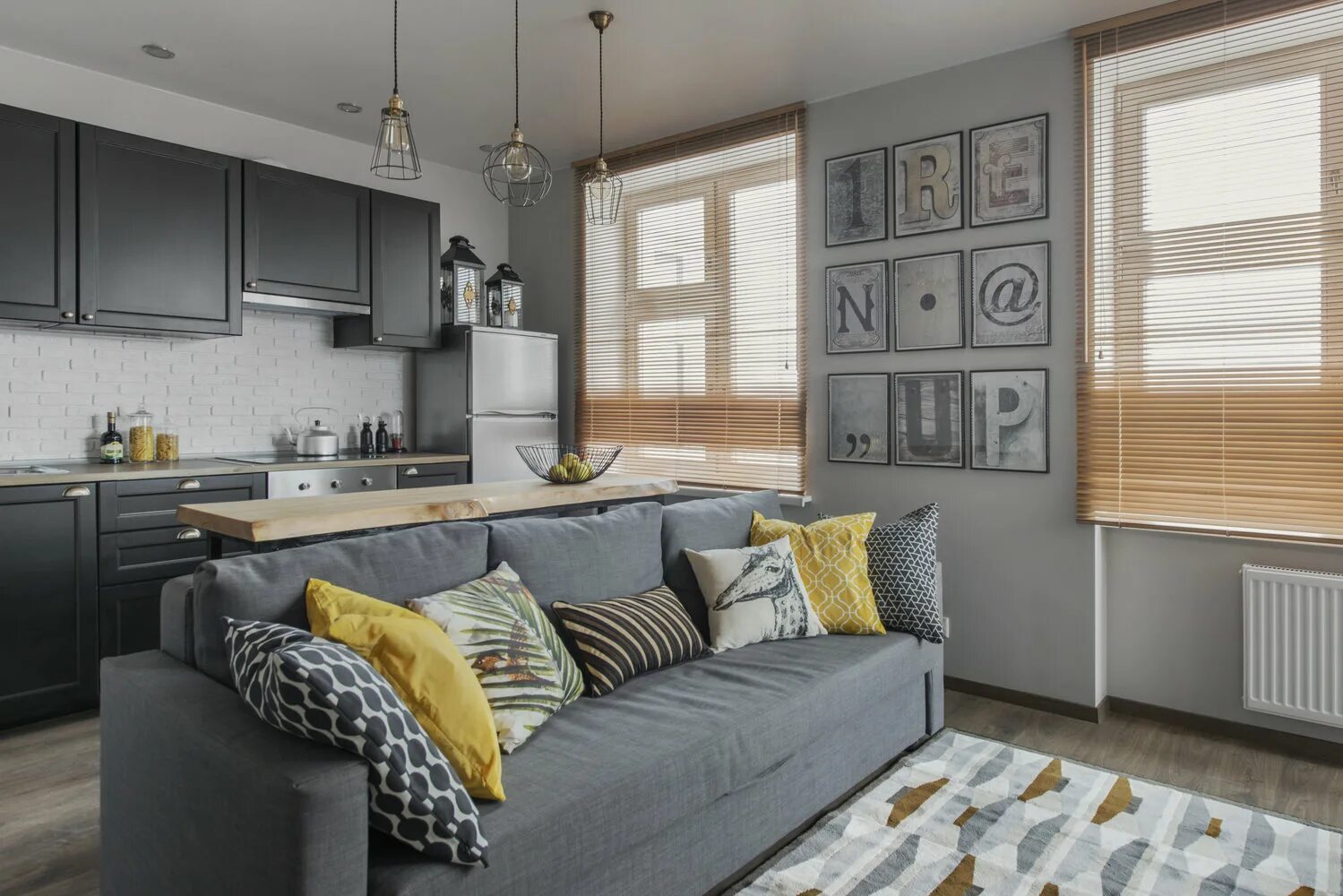 Кухня с серым диваном фото Фото Кухня и столовая в стиле Скандинавский Фотографии дизайна интерьеров на INM
