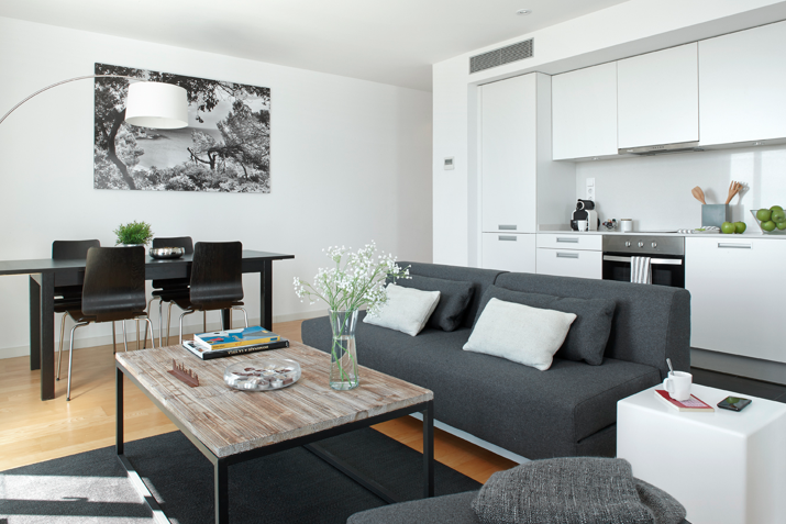 Кухня с серым диваном фото Modern Muji on the Med - Remodelista Coffee table, Small space living, Kitchen i