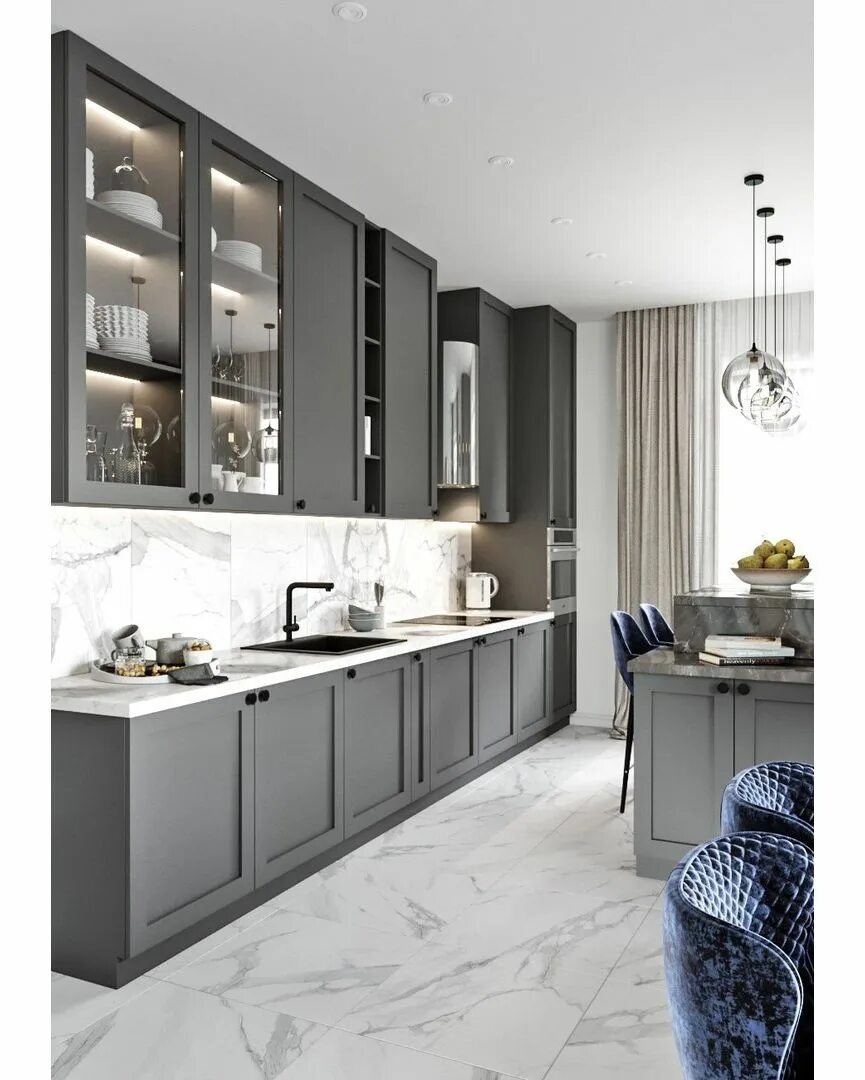 Кухня с серым гарнитуром интерьер Na obrázku môže byť: kuchyňa a interiér Kitchen design decor, Kitchen furniture 