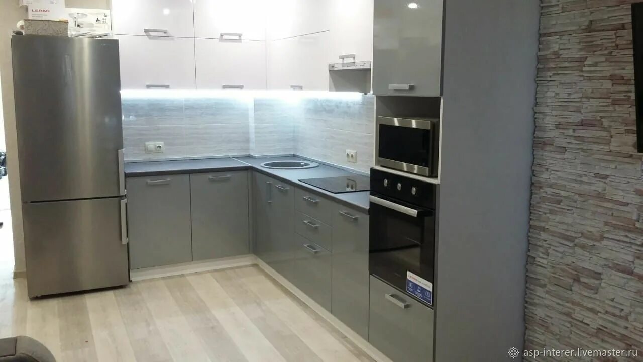 Кухня с серым холодильником фото Кухня серый глянец в интернет-магазине Ярмарка Мастеров по цене 245000 ₽ - JRUSQ