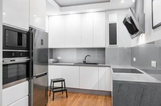 Кухня с серым холодильником фото Kitchen Remodel Cost Kitchen remodel cost, Kitchen remodel, Kitchen cabinet desi