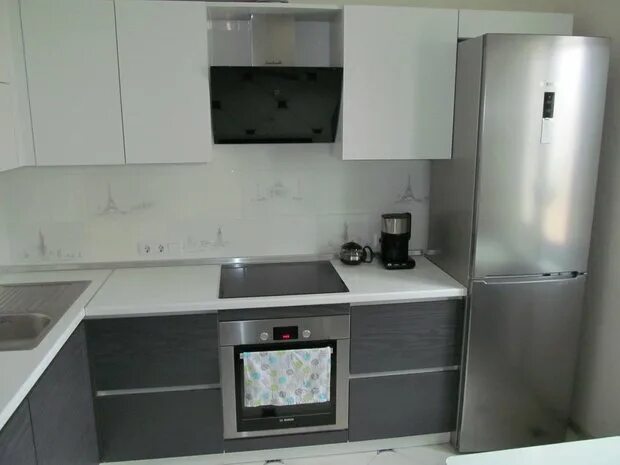 Кухня с серым холодильником фото Современная кухня серого цвета на 9 кв.м. BROSKO