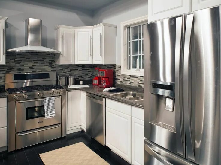Кухня с серым холодильником фото Cool Gray Kitchen With Stainless Steel Appliances Grey kitchen cabinets, Stainle