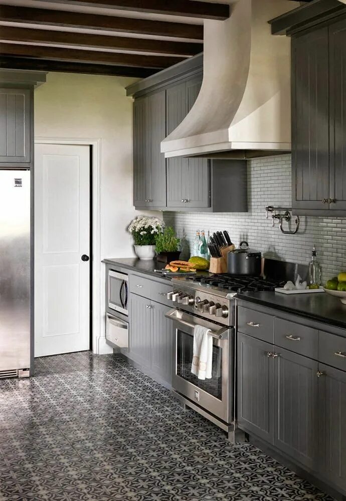 Кухня с серым полом в интерьере House Tour:Mohon Imber Design - Design Chic Kitchen flooring, Kitchen remodel, K