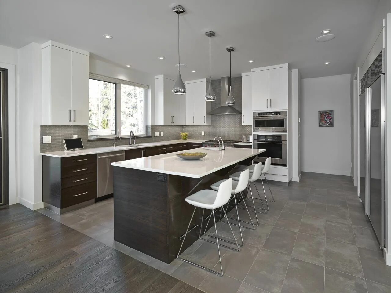 Кухня с серым полом в интерьере crestwood one Habitat Studio Contemporary kitchen, Brown kitchen designs, Brown 