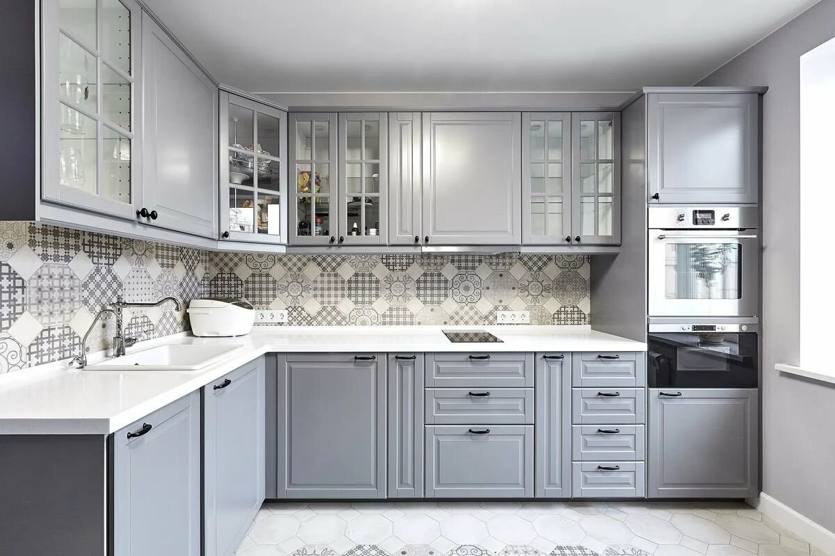 Кухня с серыми фасадами в интерьере Кухня неоклассика серая белая - 4sofa.ru