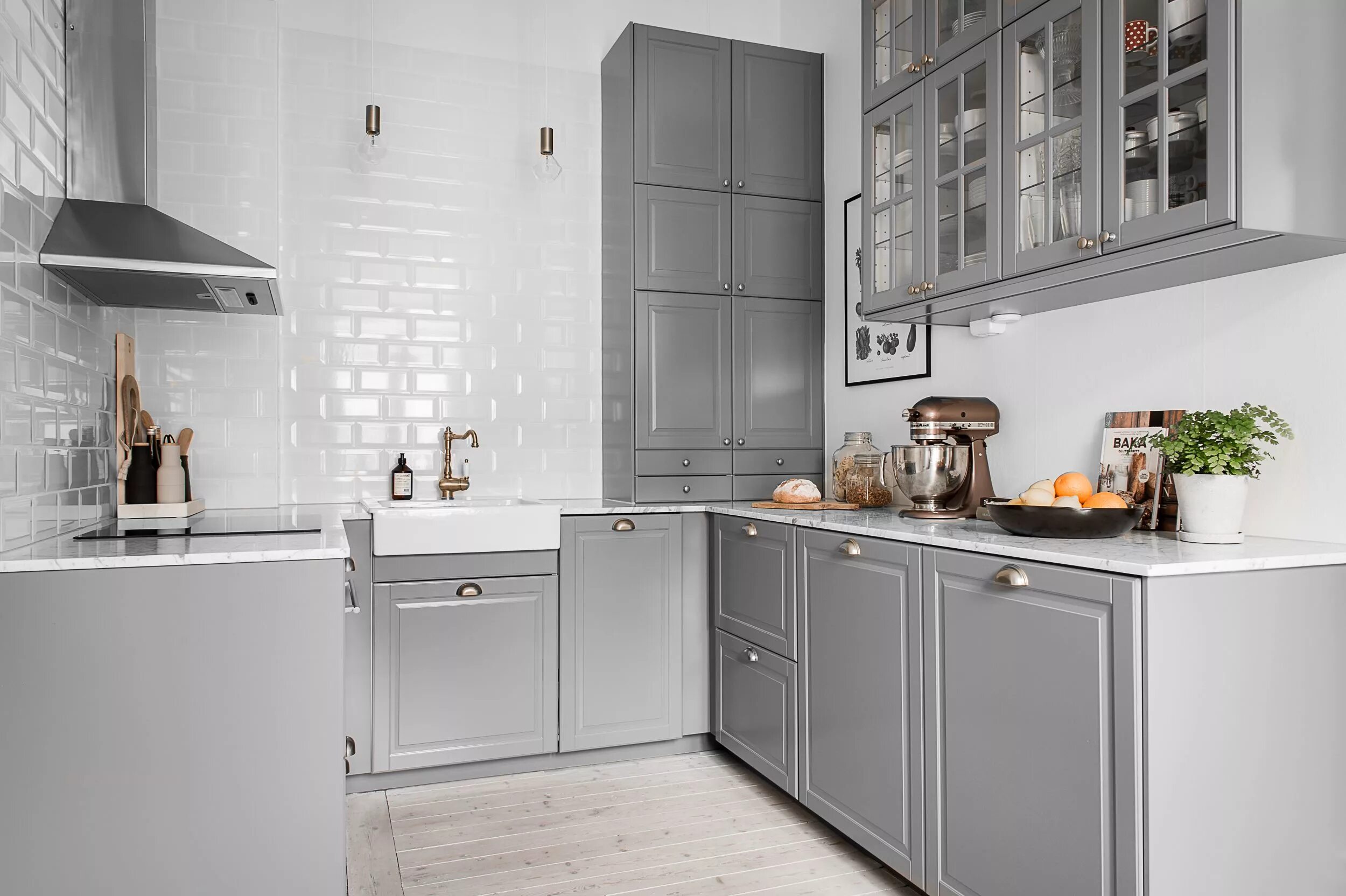 Кухня с серыми фасадами в интерьере Lundin Fastighetsbyrå - Erik Dahlbergsgatan 12B, Vasastaden, Göteborg. Kök vitt 