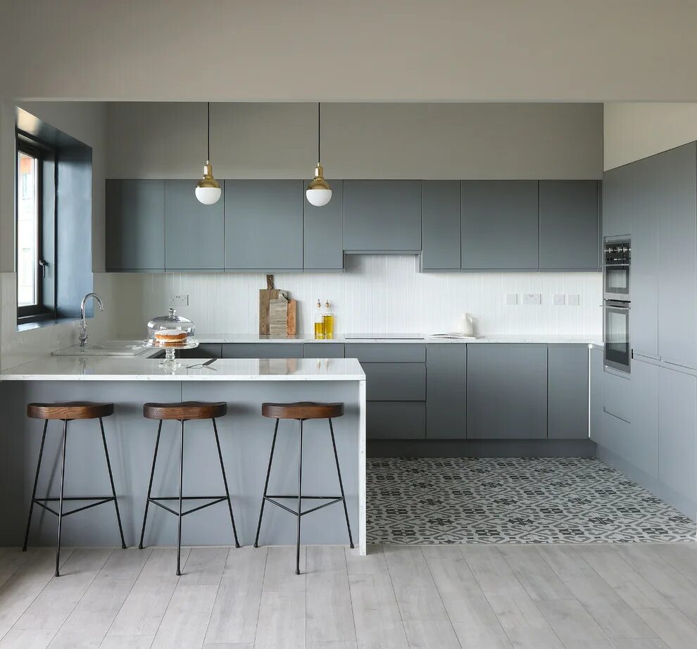 Кухня с серыми полами дизайн фото Tullyvale Penthouse - Современный - Кухня - Дублин - от эксперта NORTH Houzz Рос