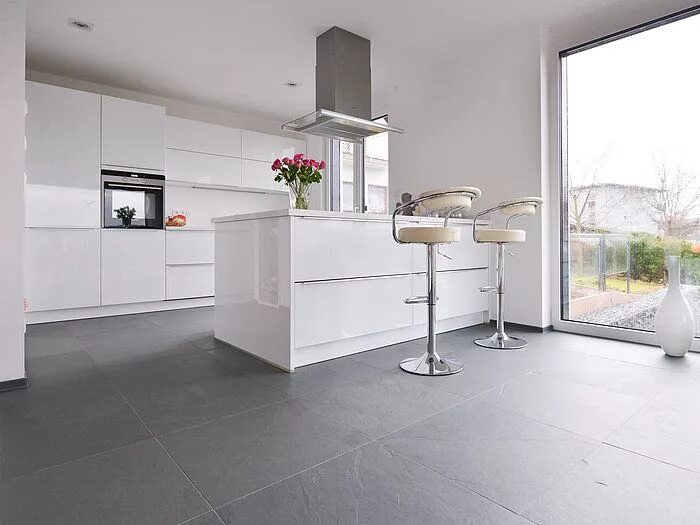 Кухня с серыми полами дизайн фото Carrelage Grey Slate, en ardoise affinée Carrelage gris clair, Carrelage ardoise