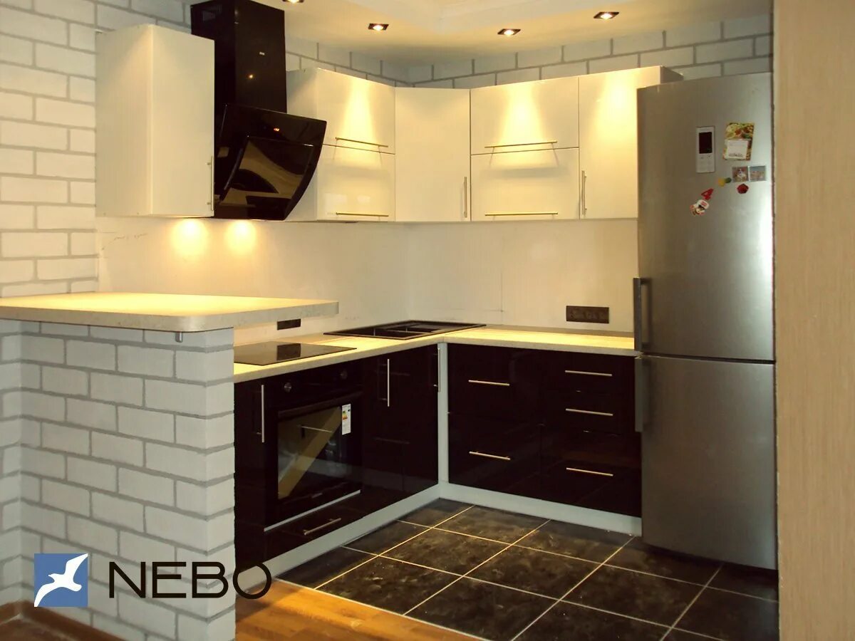 Кухня с шахтой дизайн Кухня с выступом вентиляционного короба - 67 фото