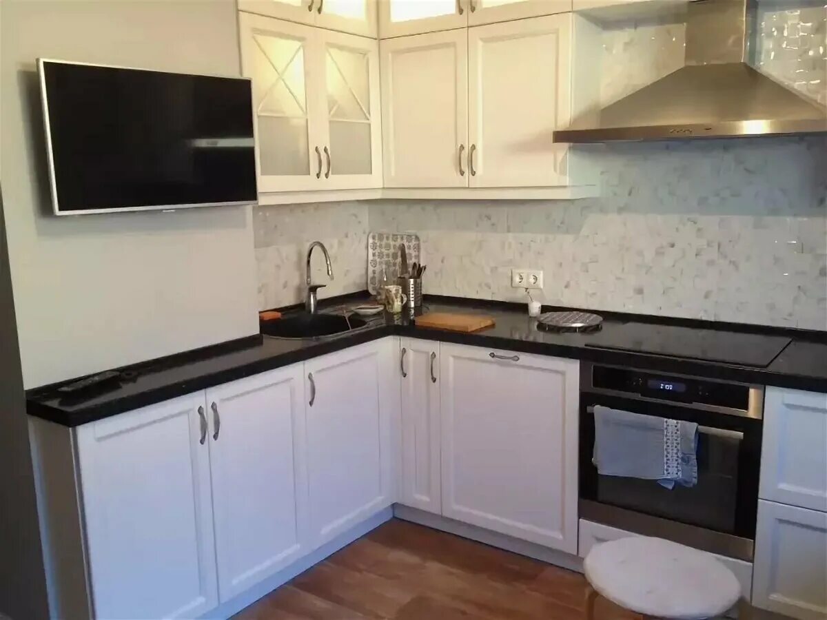 Кухня с шахтой дизайн фото Кухня в п 44 с коробом - 4sofa.ru