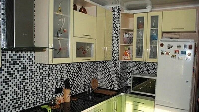 Кухня с шахтой в углу дизайн фото Кухня с вентиляционным коробом посередине стены - Mattra.ru