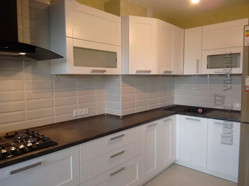 Кухня с шахтой в углу дизайн фото Кухня с выступом фото - DelaDom.ru