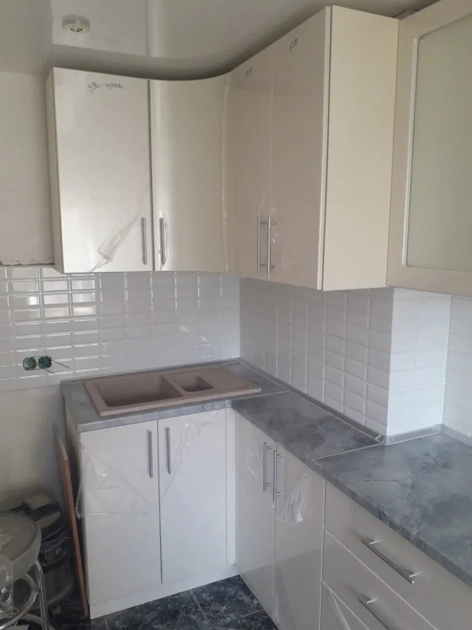 Кухня с шахтой в углу дизайн фото Kitchen with ventilation duct design 8 sq. (54 Photos)