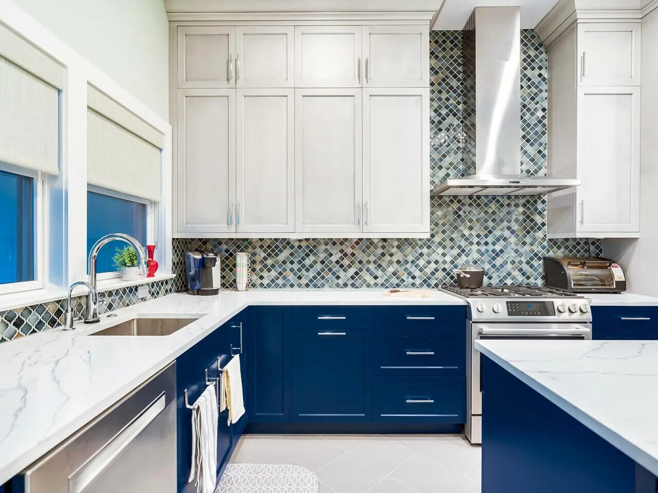 Кухня с синей столешницей фото Угловая кухня - Современная кухня матовая из МДФ с островом в стиле неоклассика 