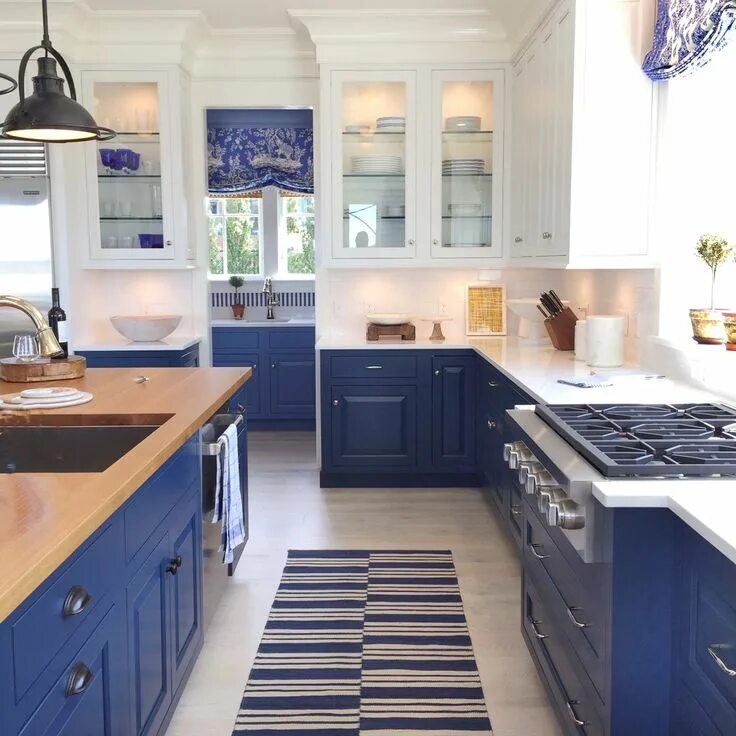 Кухня с синей столешницей фото Blue and white kitchen cabinets Home decor kitchen, White kitchen decor, Kitchen