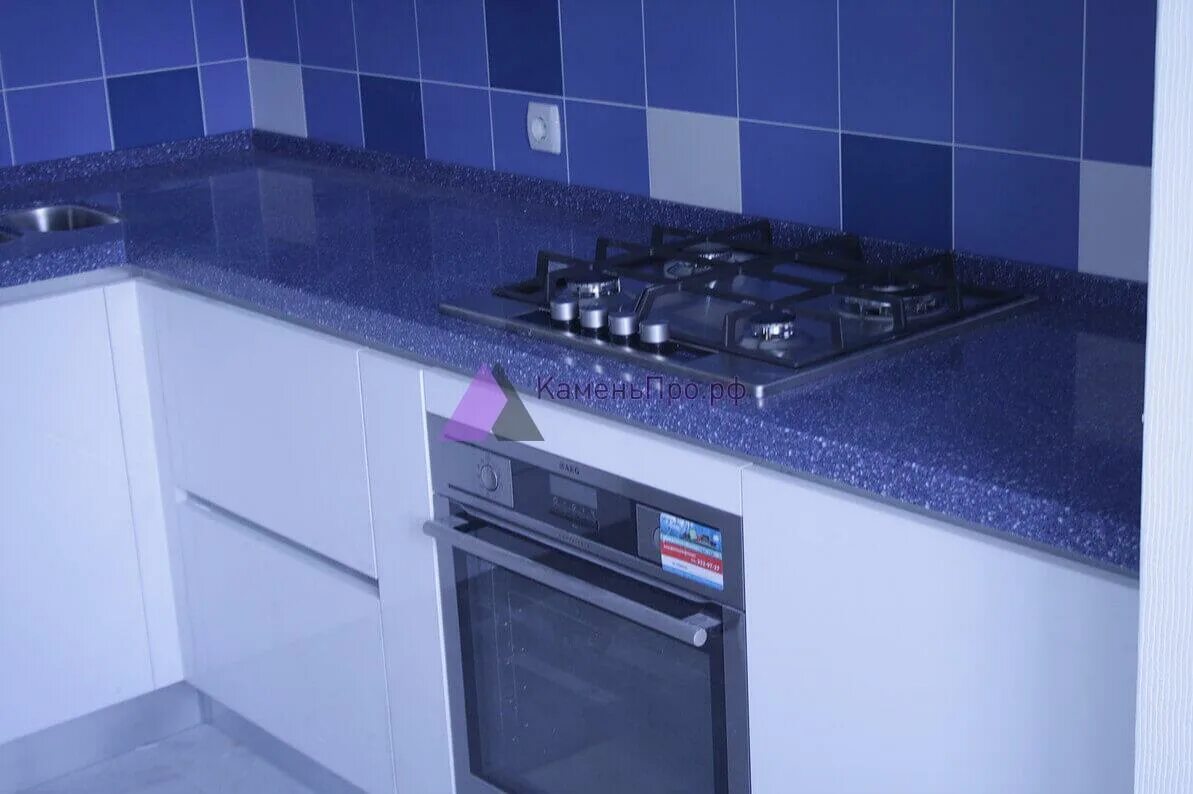 Кухня с синей столешницей фото Прямая столешница для кухни из акрила Akrilika Sapphire M-620 купить в Москве по