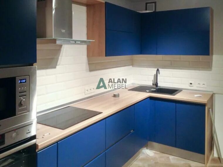 Кухня с синей столешницей фото Крашенная кухня - модель 8