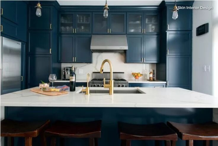 Кухня с синей столешницей фото dark blue cabinets Blue kitchen cabinets, Dark blue kitchen cabinets, Blue shake