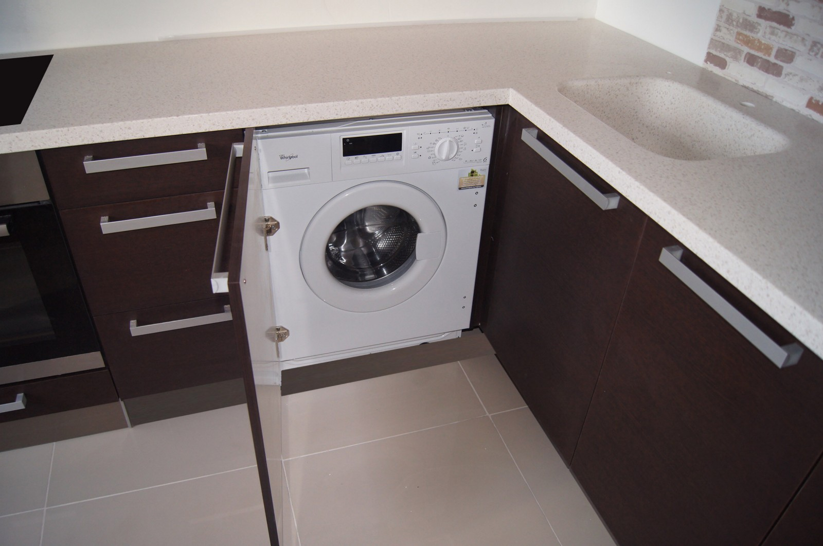 Кухня с стиральной машиной фото Фото черно-белая кухня с фасадами Сидак Акрилайн