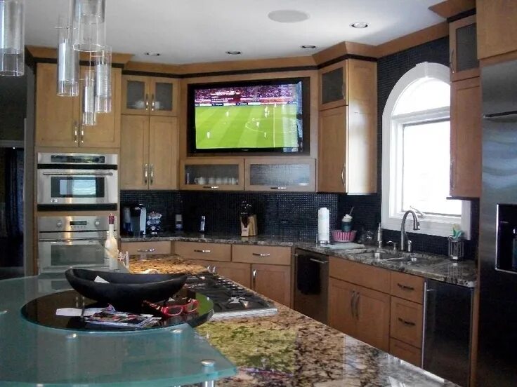 Кухня с телевизором дизайн фото Kitchen cabinetry was designed to fit perfectly around this 42" television Tv in