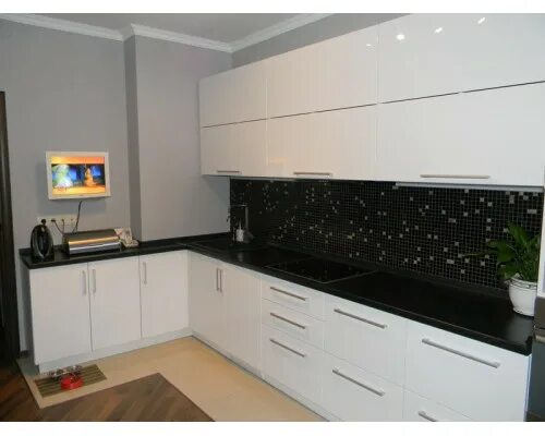 Кухня с темным фартуком фото Кухня угловая Штутгард в белом пластике на заказ в СПБ