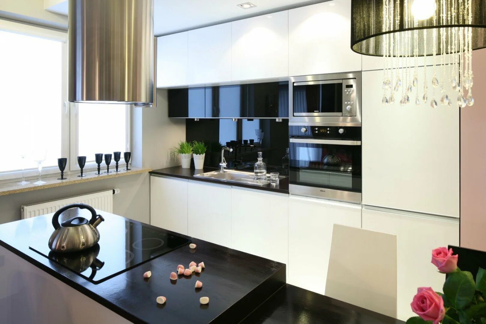 Кухня с темным фартуком фото Белая кухня с черной столешницей: 130 идей дизайна в фото, с чем сочетать и как 