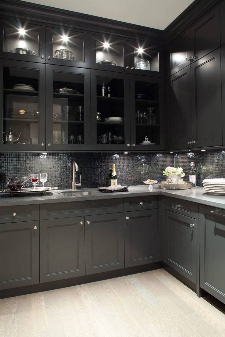 Кухня с темным фартуком фото See inside a well-planned wet bar Black kitchen design, Kitchen design, Black sh