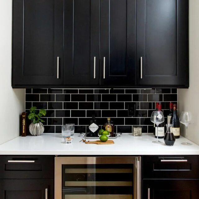 Кухня с темным фартуком фото Black Subway Tile Kitchen - #Black #Kitchen #Subway #subwaytiles #Tile Black til