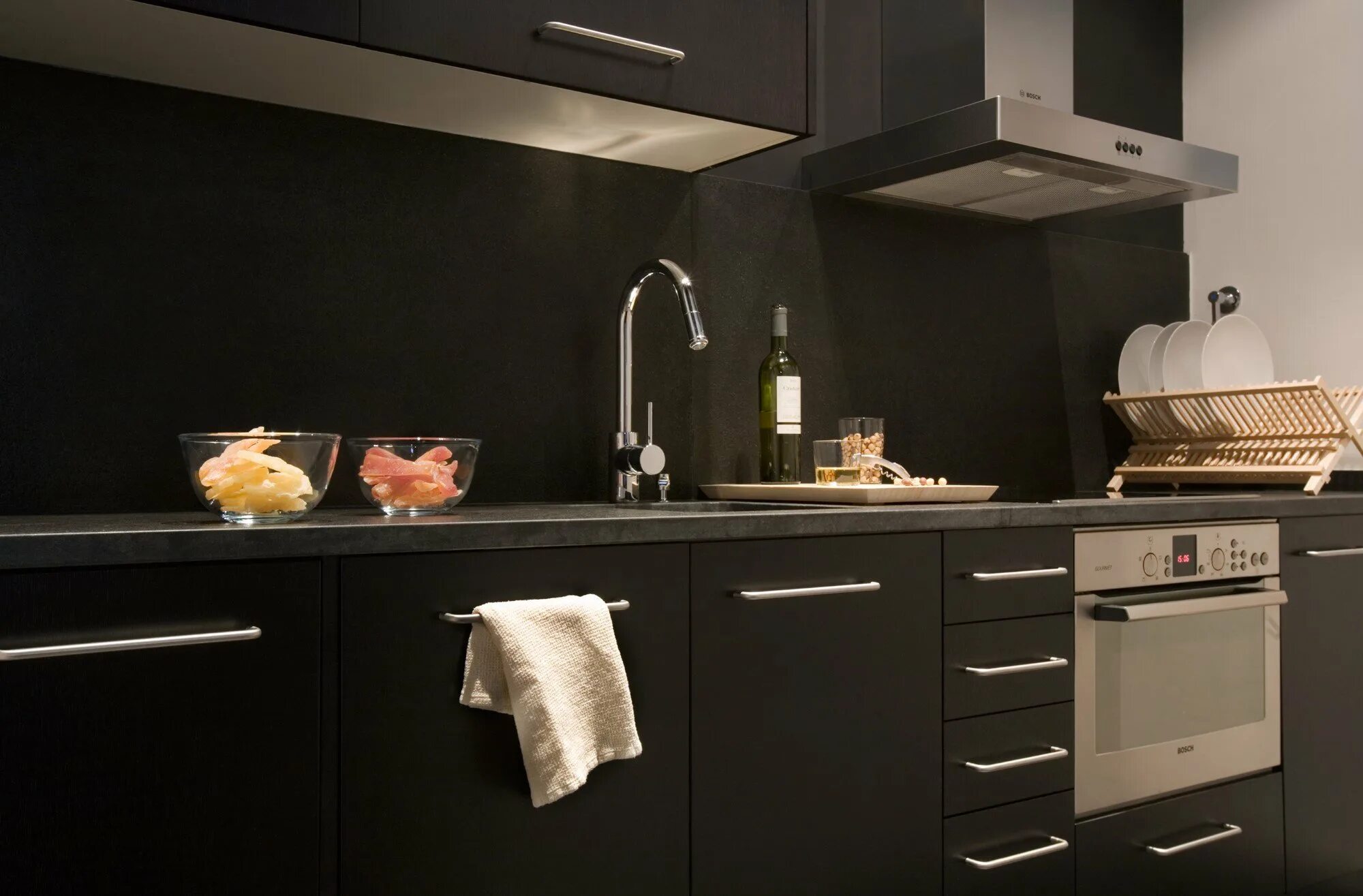 Кухня с темным фартуком фото Кухня с темным фартуком фото - DelaDom.ru