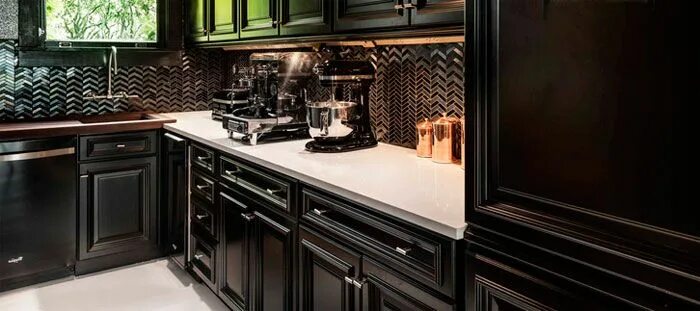 Кухня с темным фартуком фото Schwarze Schürze für die Küche 2019 Deko ideen Küche, Deko ideen und Schürze