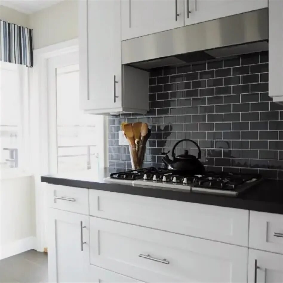 Кухня с темным фартуком фото Pin by Casey Fixari on Home Kitchen, Kitchen splashback, Kitchen cabinets