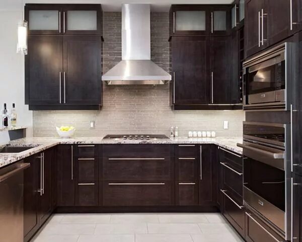 Кухня с темным гарнитуром фото Kitchen Design Ideas Brown kitchen cabinets, Dark brown cabinets kitchen, Beauti