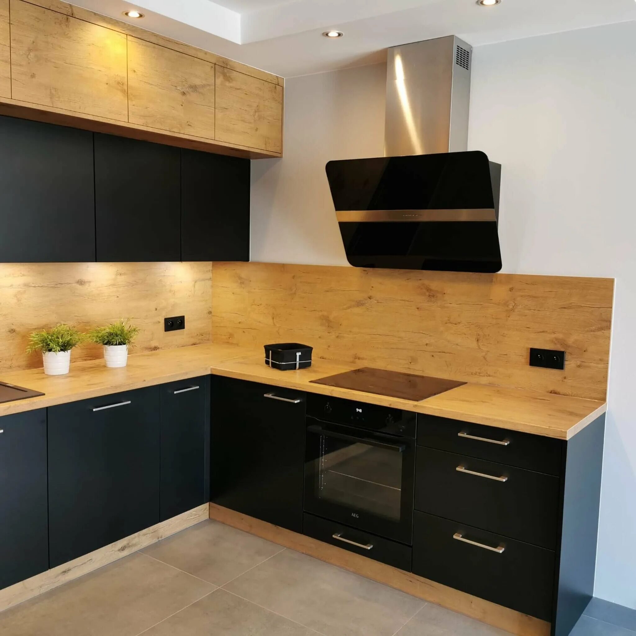 Кухня с темными фасадами фото Кухня темная с деревом фото - DelaDom.ru