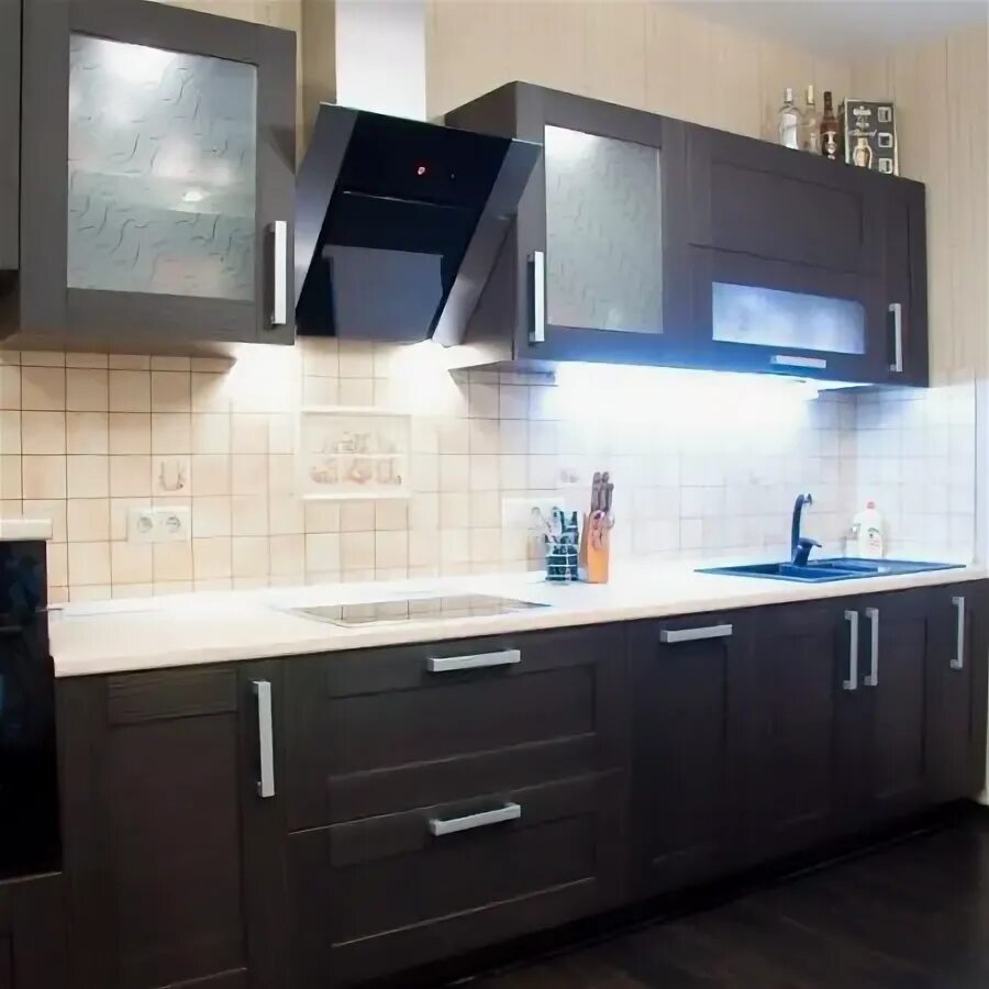 Кухня с темными фасадами фото Деревянные кухни на заказ