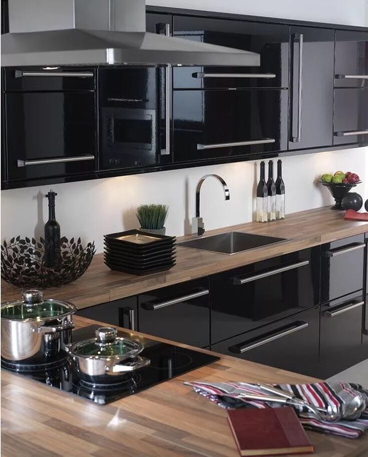 Кухня с темными фасадами фото DecoraOnline on Instagram: "Cuéntanos. Harías tu cocina negra. #decoraonline #de