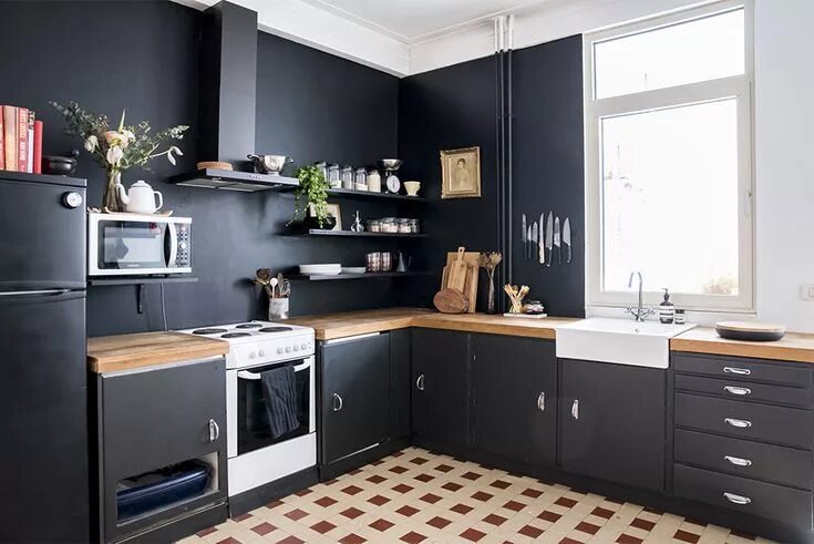 Кухня с темными стенами интерьер 39 Beautiful Black Room Ideas to Add Some Dramatic Flair Kitchen decor apartment